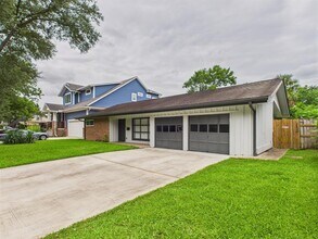 9202 Bintliff Dr in Houston, TX - Building Photo - Building Photo