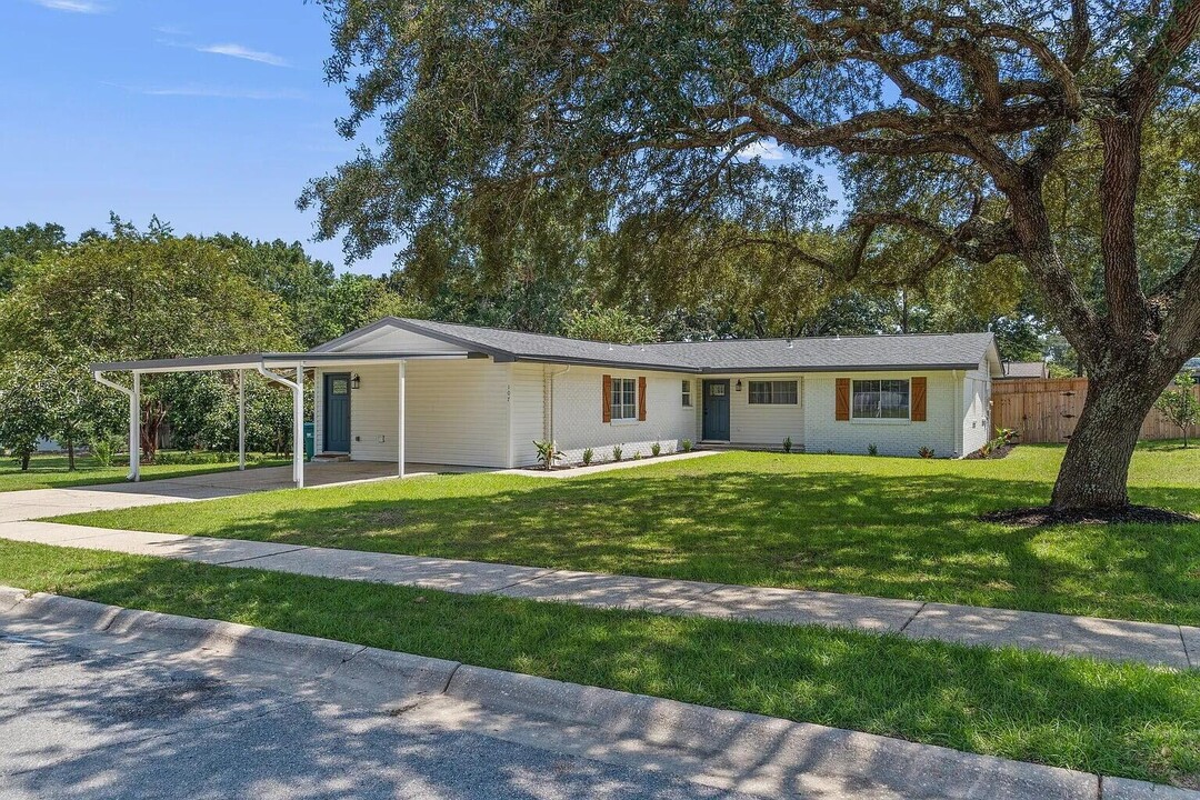 107 Lake Ct in Niceville, FL - Building Photo