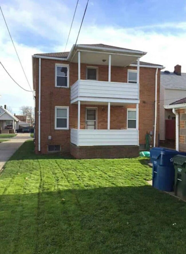6102 Orchard Ave, Unit Up in Parma, OH - Foto de edificio - Building Photo