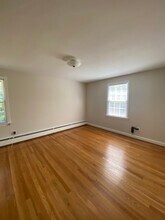 24 Holly Dr in Newport News, VA - Foto de edificio - Building Photo