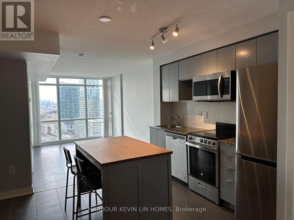 4301-15-2315 Fort York Blvd in Toronto, ON - Building Photo
