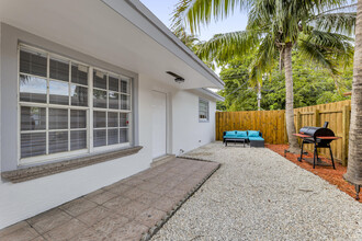 259 NE 40th Ct in Oakland Park, FL - Foto de edificio - Building Photo