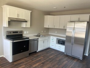 41 Suncrest Rd-Unit -22 in Talent, OR - Building Photo - Building Photo