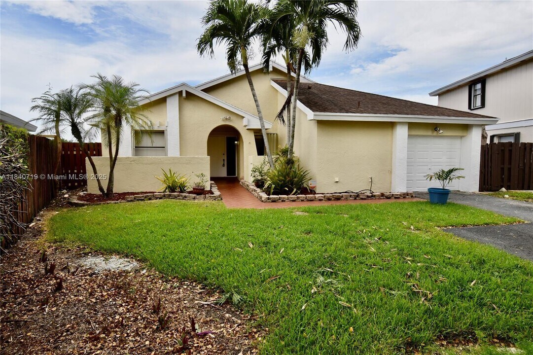 15015 SW 52nd Ln in Miami, FL - Building Photo
