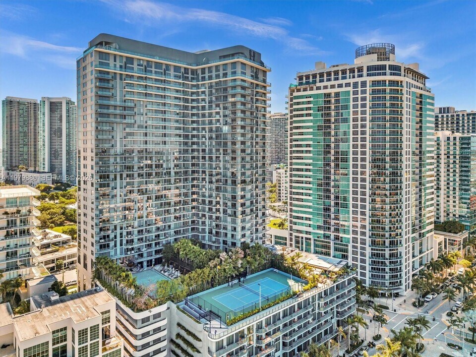 121 NE 34th St in Miami, FL - Building Photo