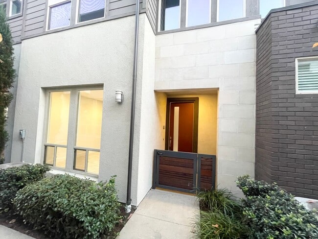 2432 Aperture Cir in San Diego, CA - Building Photo - Building Photo