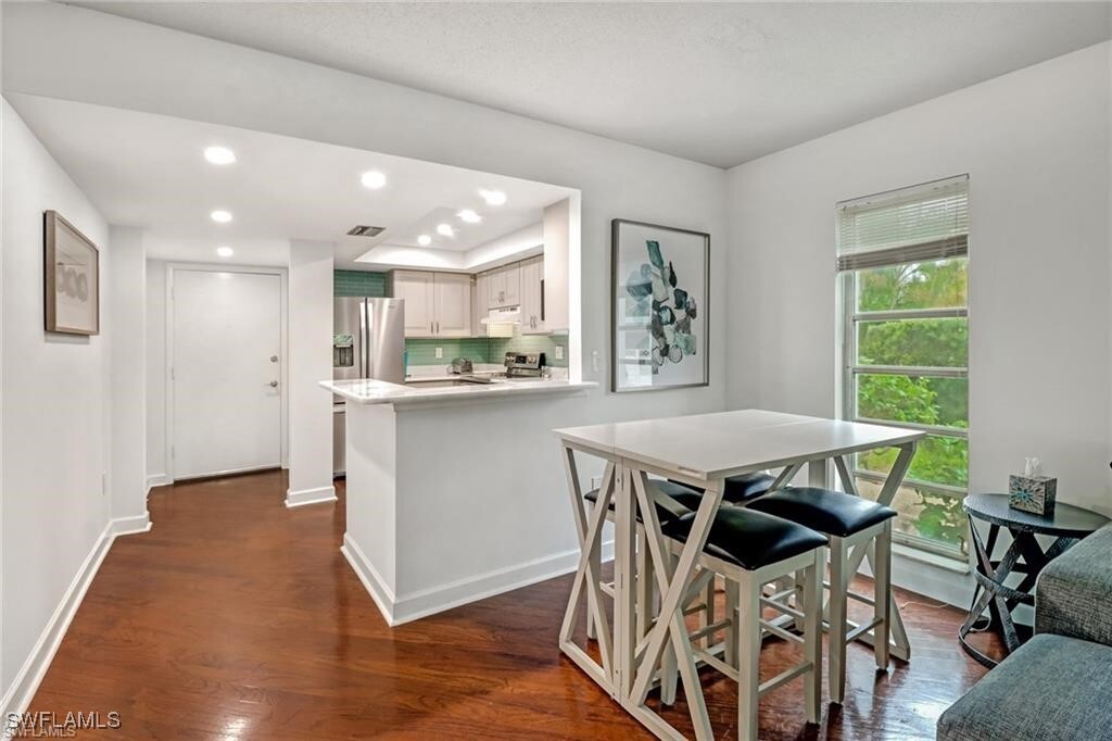 53 High Point Cir W in Naples, FL - Foto de edificio