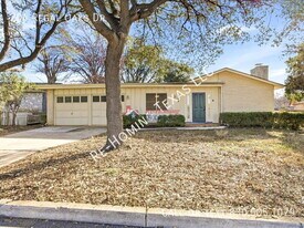 204 Regal Oaks Dr in Live Oak, TX - Building Photo