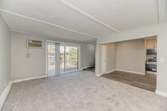 2440 Waterbury Dr in Woodridge, IL - Building Photo - Building Photo