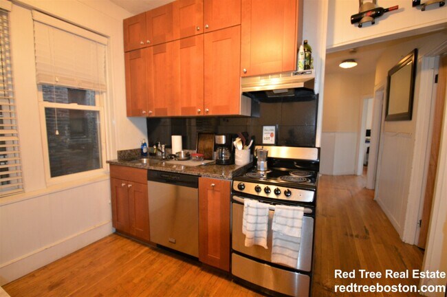 108 Myrtle St, Unit 12 in Boston, MA - Building Photo - Building Photo