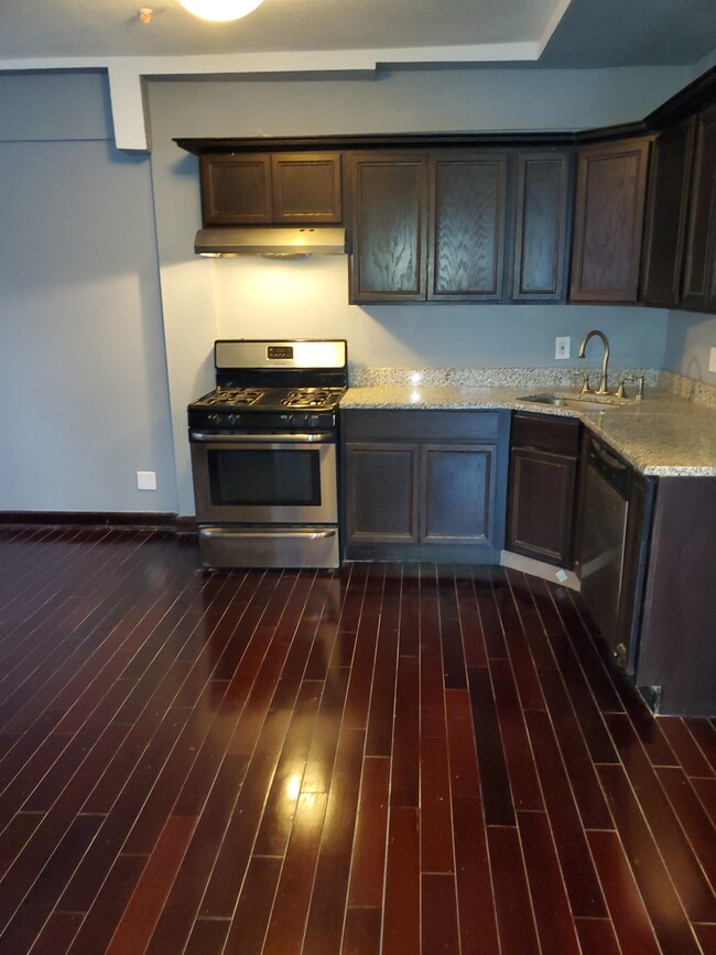 8845 E Jefferson Ave in Detroit, MI - Foto de edificio - Building Photo