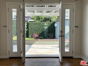 1206 Greenacre Ave in West Hollywood, CA - Foto de edificio - Building Photo