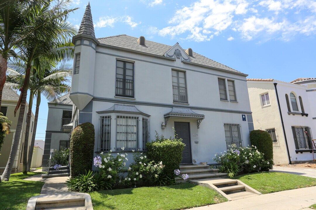 335 N Genesee Ave in Los Angeles, CA - Building Photo