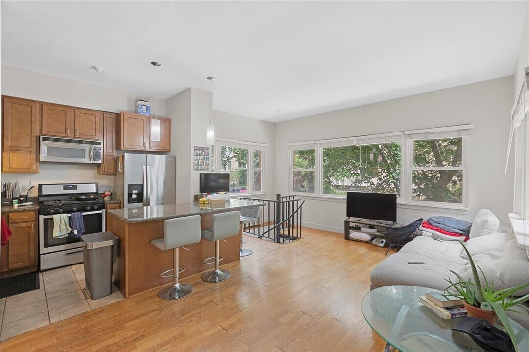 429 W Wellington Ave, Unit 1A in Chicago, IL - Building Photo