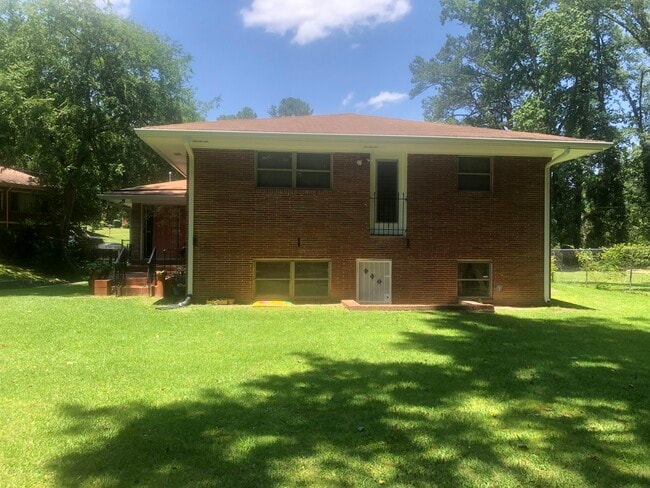 215 W Lake Dr NW in Atlanta, GA - Building Photo - Building Photo