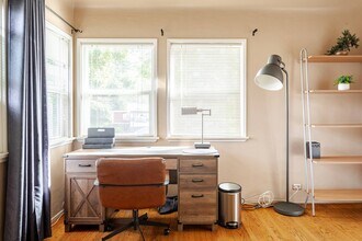 2302 Loy Ln, Unit 2302 in Los Angeles, CA - Foto de edificio - Building Photo