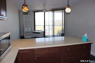 140 Captain Thomas Blvd in West Haven, CT - Building Photo - Building Photo