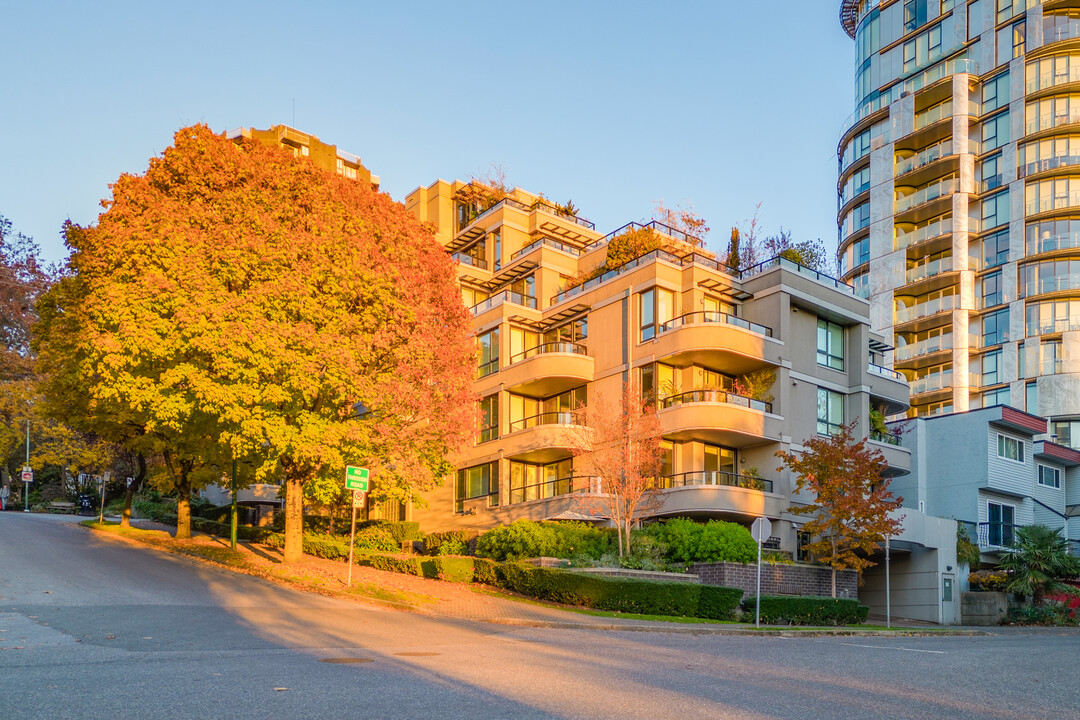 1330 Jervis St in Vancouver, BC - Building Photo