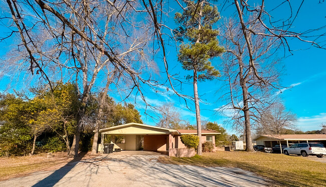 1608 McCann Rd in Longview, TX - Foto de edificio - Building Photo