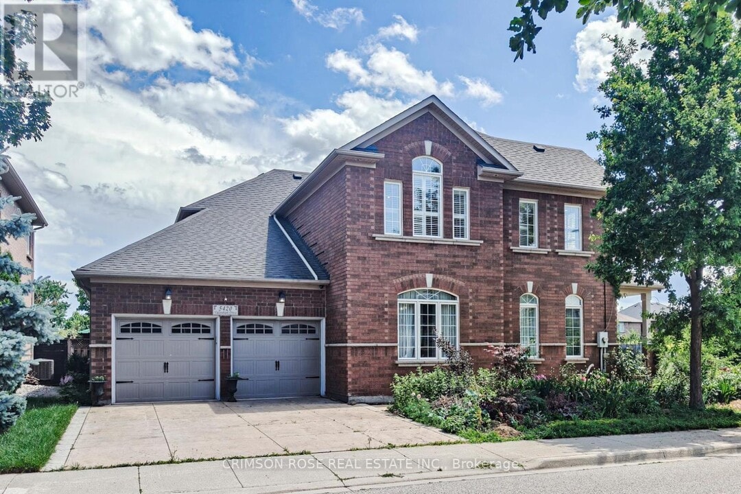 5420 Valleyhigh Dr in Burlington, ON - Building Photo