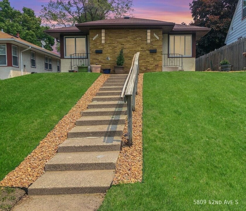 5809 42nd Ave S in Minneapolis, MN - Building Photo