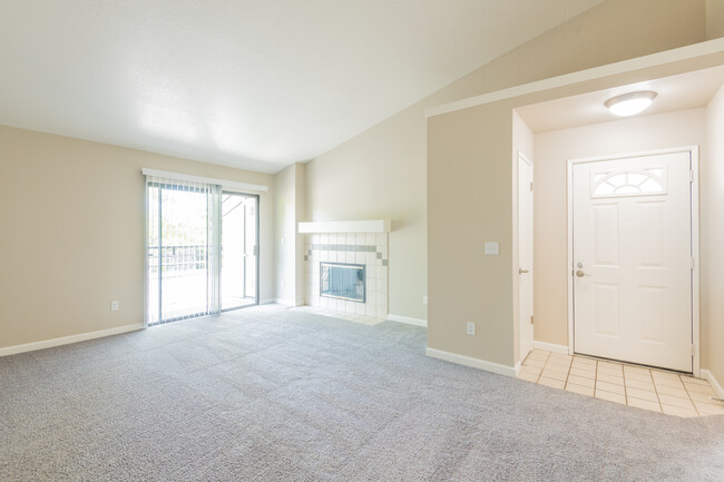 SOMERSETT HILLS in Roseville, CA - Building Photo - Interior Photo