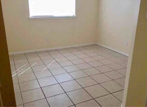 7605 Oak Chase in San Antonio, TX - Building Photo - Building Photo