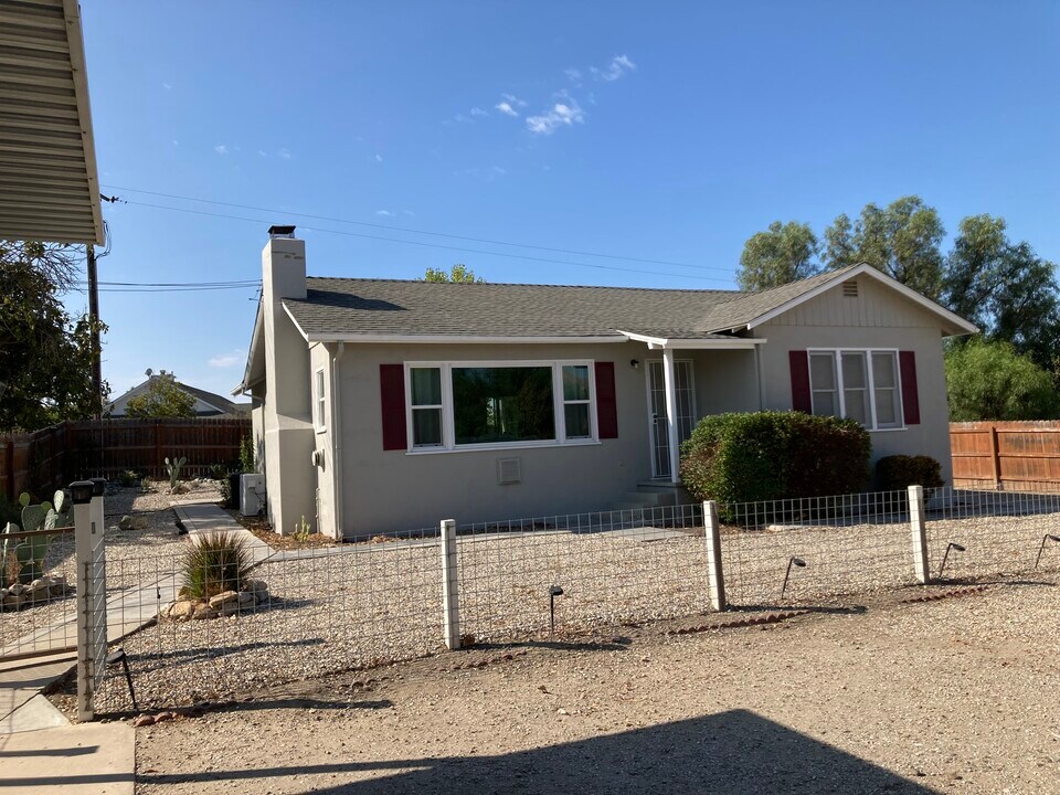 76955 Indian Valley Rd in San Miguel, CA - Foto de edificio