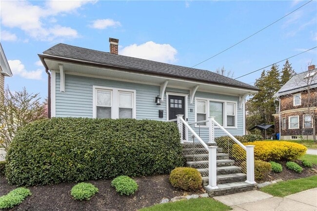 11 Eustis Ave in Newport, RI - Building Photo - Building Photo