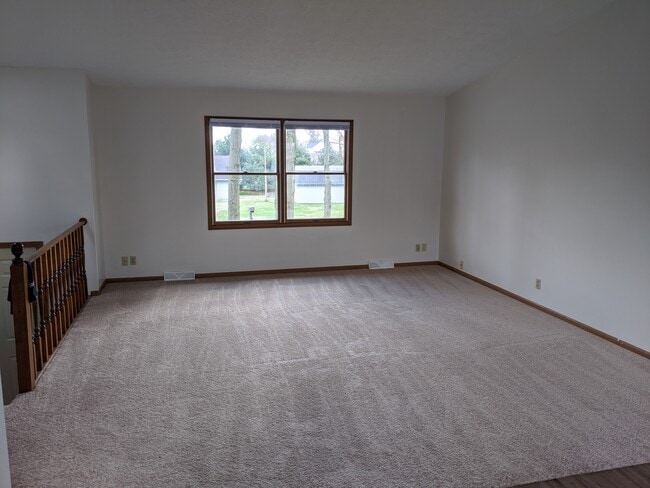 3027 Pleasant St NW, Unit 3027 in North Canton, OH - Foto de edificio - Building Photo