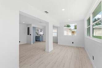 715 40th Ave NE in St. Petersburg, FL - Building Photo - Building Photo