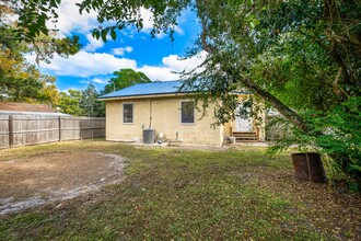 12716 Gillespie Ave in Jacksonville, FL - Foto de edificio - Building Photo