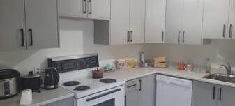 611 Fernhill Rd in Victoria, BC - Building Photo