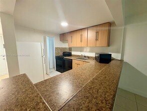 8060 N Colony Cir in Tamarac, FL - Building Photo - Building Photo