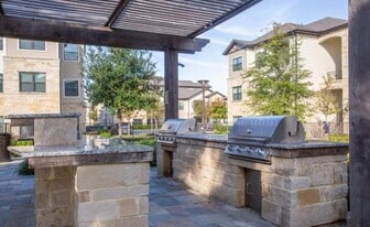 12325 Shadow Creek Pkwy in Pearland, TX - Building Photo