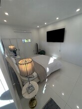 8000 SW 19th St in Miami, FL - Building Photo - Building Photo