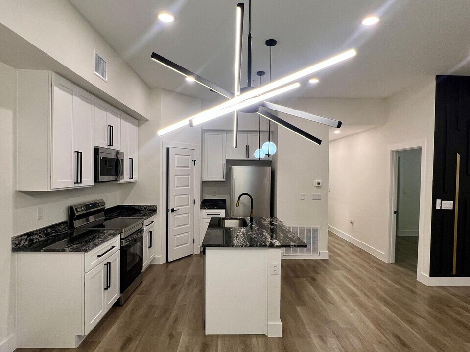 110 Webb in San Antonio, TX - Building Photo