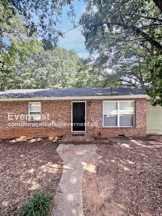 525 Landers St in Monroe, GA - Building Photo