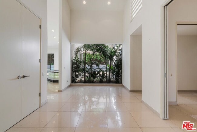 811 N Hillcrest Rd in Beverly Hills, CA - Building Photo - Building Photo