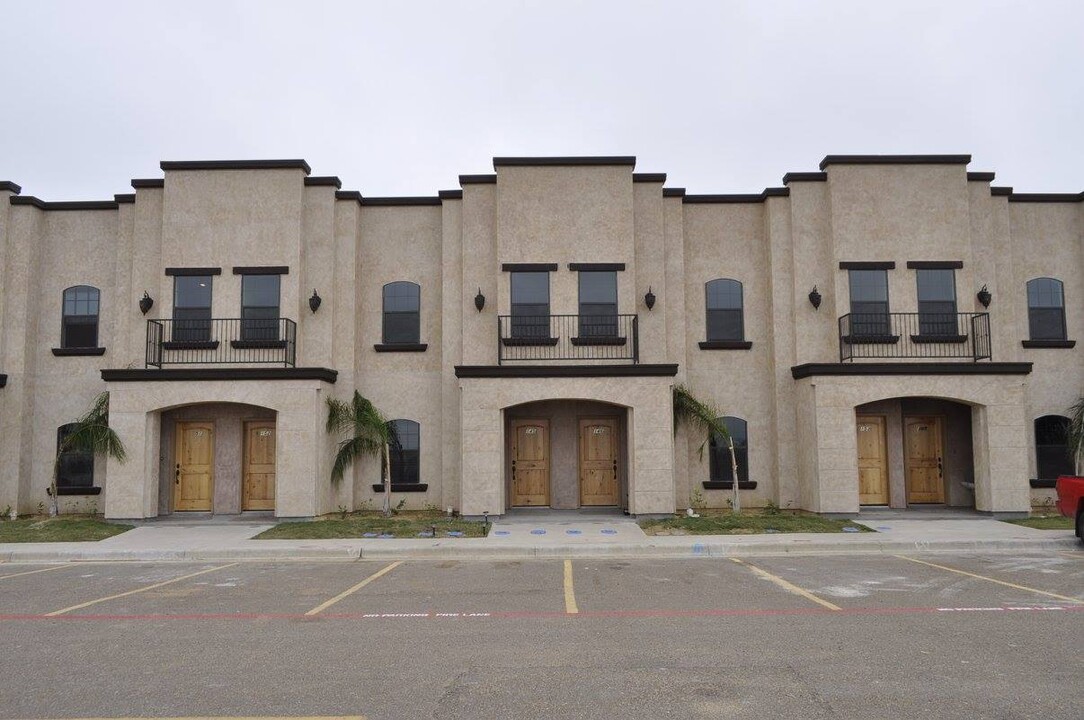 8216 Casa Verde Rd, Unit E160 in Laredo, TX - Building Photo