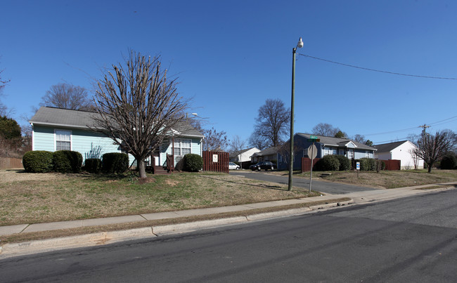 1-10 Grace Dr in Durham, NC - Foto de edificio - Building Photo