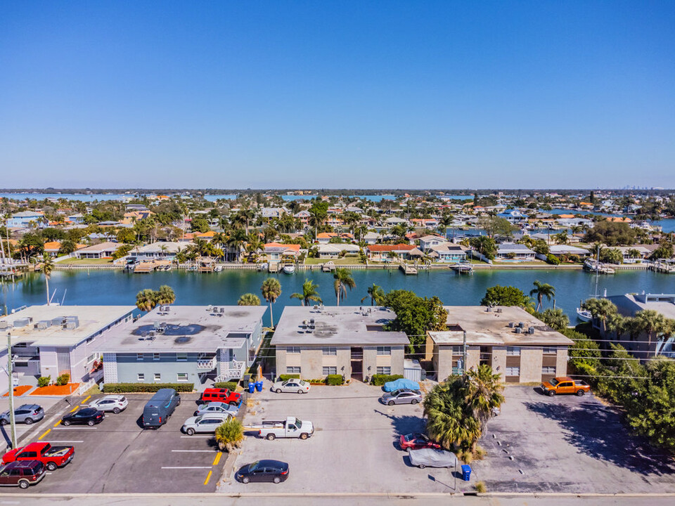 11905 3rd St E in Treasure Island, FL - Building Photo