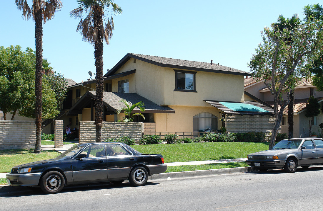 2047 N Park Ln in Orange, CA - Foto de edificio