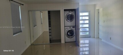 1221 N 70th Way in Hollywood, FL - Building Photo - Building Photo