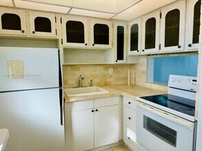 2930 Point E Dr in Aventura, FL - Building Photo - Building Photo
