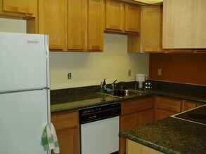 398 Parrott St, Unit 104 in San Leandro, CA - Building Photo - Building Photo