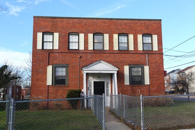3201 Buena Vista Ter SE