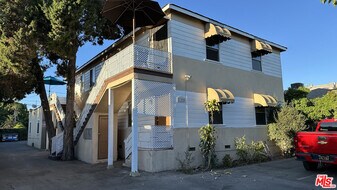 11223 Emelita St in Los Angeles, CA - Building Photo