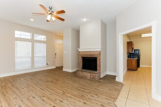 724 Nicole Dr in Burleson, TX - Foto de edificio - Building Photo