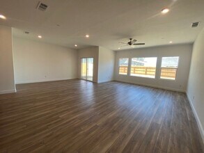 106 W Tyler Ave in Visalia, CA - Building Photo - Building Photo